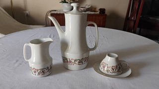 Juego de café de porcelana con detalles dorados