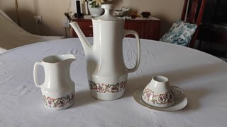 Juego de café de porcelana con detalles dorados