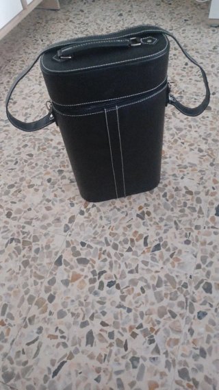 Botellero de piel con accesorios