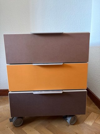 Mesilla 3 cajones de madera con ruedas