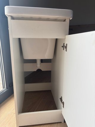 Pila de cerámica con mueble