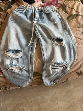 Pantalón vaquero desgarrado