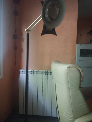 Lámpara de pie metal dorada y negra