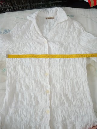 Camisa blanca fruncida