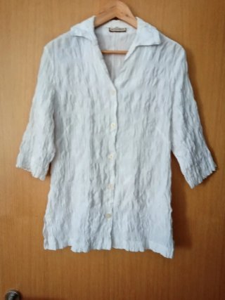 Camisa blanca fruncida