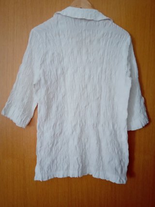 Camisa blanca fruncida