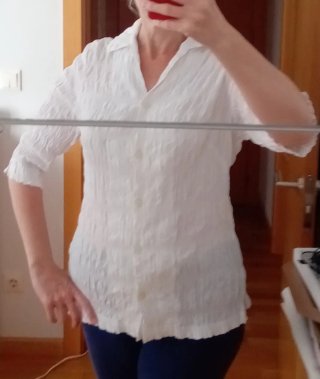 Camisa blanca fruncida