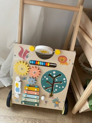 Andador infantil de madera con actividades
