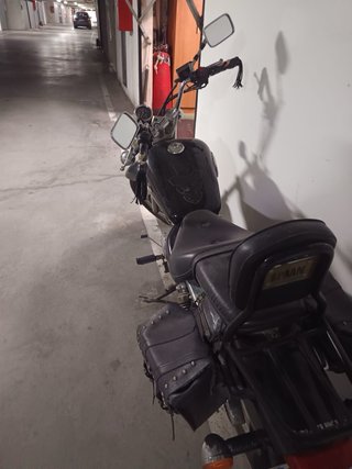 Moto Cruiser Negra y Plateada