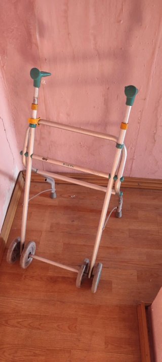 Andador con ruedas y frenos