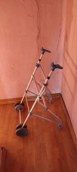 Andador plegable con ruedas