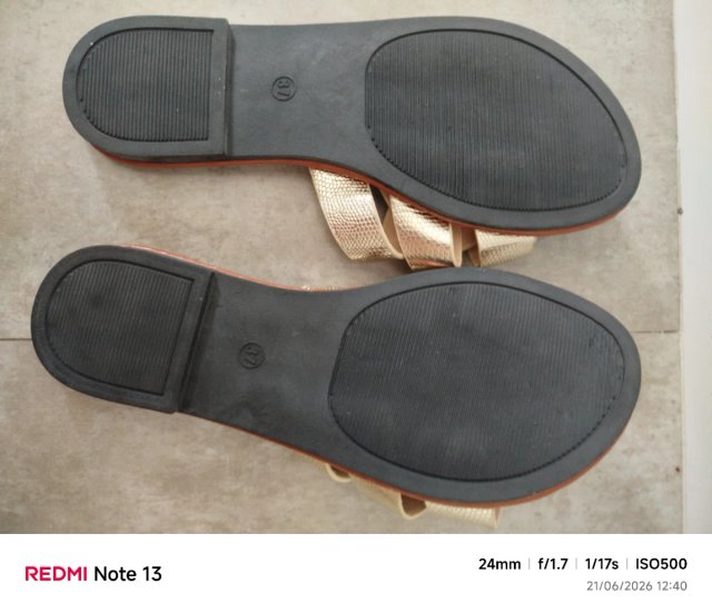 Sandalias doradas planas T.37 sin estrenar