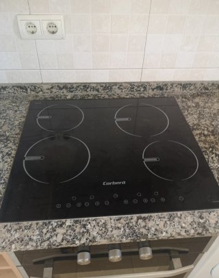 Horno de cocina negro y placa vitroceramica