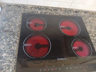 Horno de cocina negro y placa vitroceramica