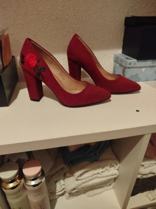 Zapatos de tacón rojos con rosa