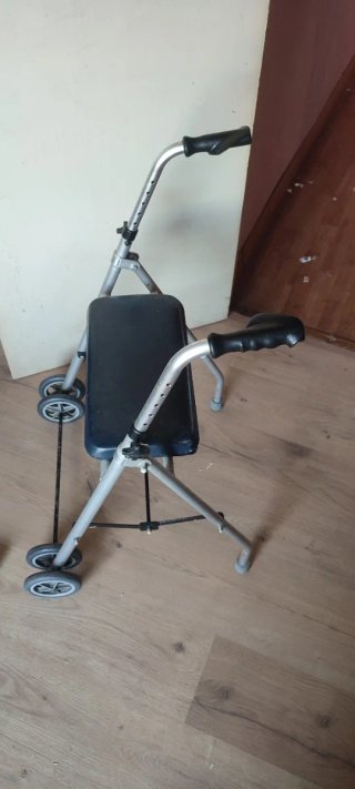 Andador con asiento y ruedas