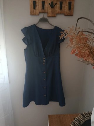 Vestido azul con botones