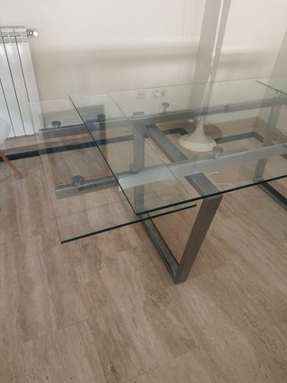 Mesa de comedor de cristal y metal