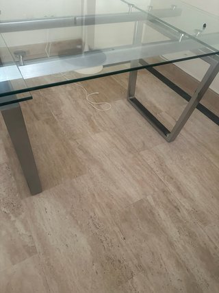 Mesa de comedor de cristal y metal