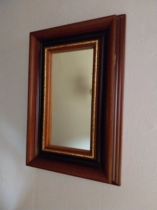 Espejo de madera con marco dorado