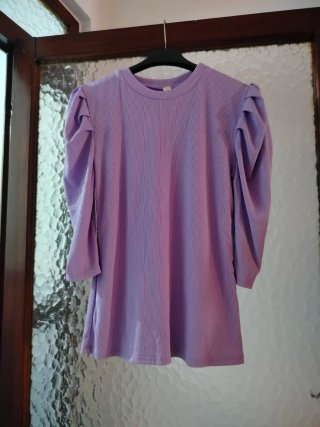 Chaleco morado con mangas abullonadas