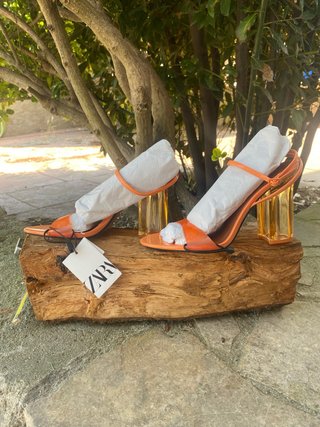 Sandalias Zara tacón transparente T.39
