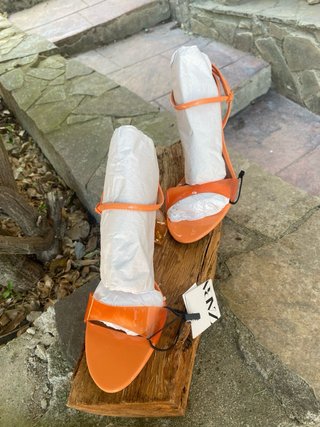 Sandalias Zara tacón transparente T.39