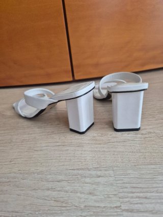 Sandalias tacón Zara blancas Talla 39