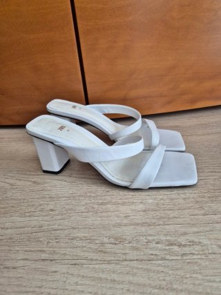 Sandalias tacón Zara blancas Talla 39