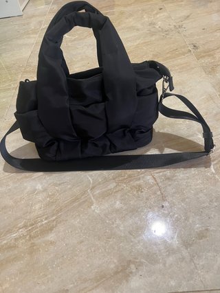 Bolso negro acolchado