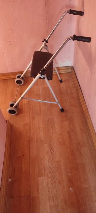 Andador con asiento y ruedas