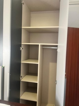Armarios de madera grises y blancos