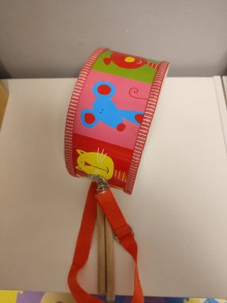 Tambor infantil de madera con baquetas