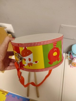 Tambor infantil de madera con baquetas