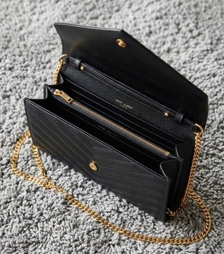 Bolso Saint Laurent YSL negro con cadena dorada