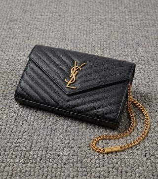 Bolso Saint Laurent YSL negro con cadena dorada