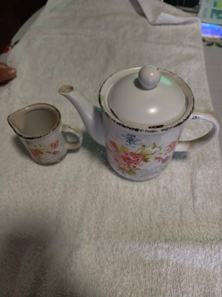 Tetera y jarra de cerámica con flores