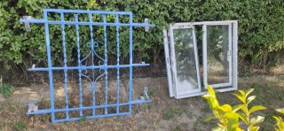 Reja de hierro forjado azul para ventana