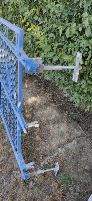 Reja de hierro forjado azul para ventana
