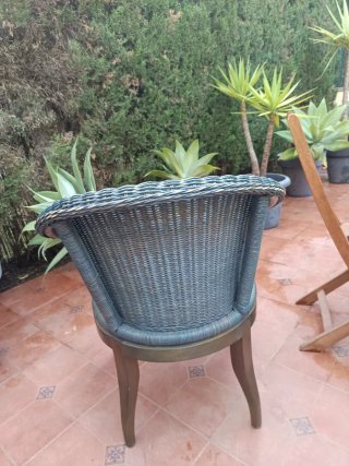 Silla de madera y mimbre azul