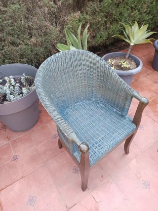 Silla de madera y mimbre azul