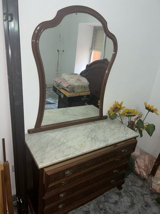 Cómoda de madera con espejo y mármol