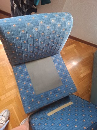 Butaca de tela azul con estampado