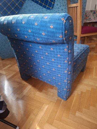 Butaca de tela azul con estampado