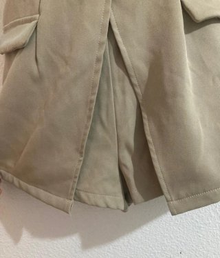 Mono corto beige sin mangas