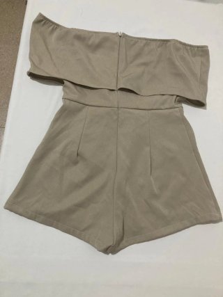 Mono corto beige sin mangas