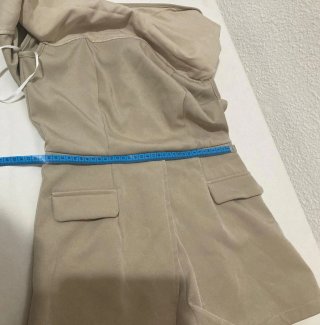Mono corto beige sin mangas