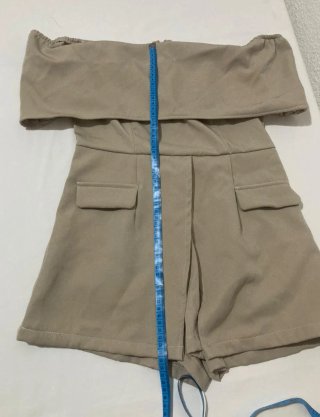 Mono corto beige sin mangas