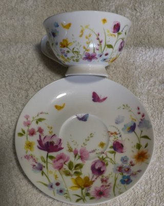 Tetera y taza con plato floral