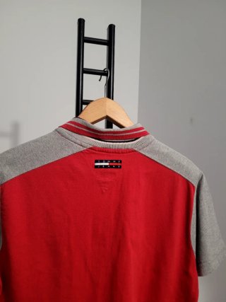 Polo Tommy Jeans Rojo y Gris